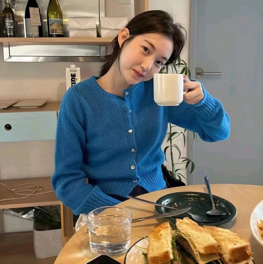 穿黄睡衣的女孩